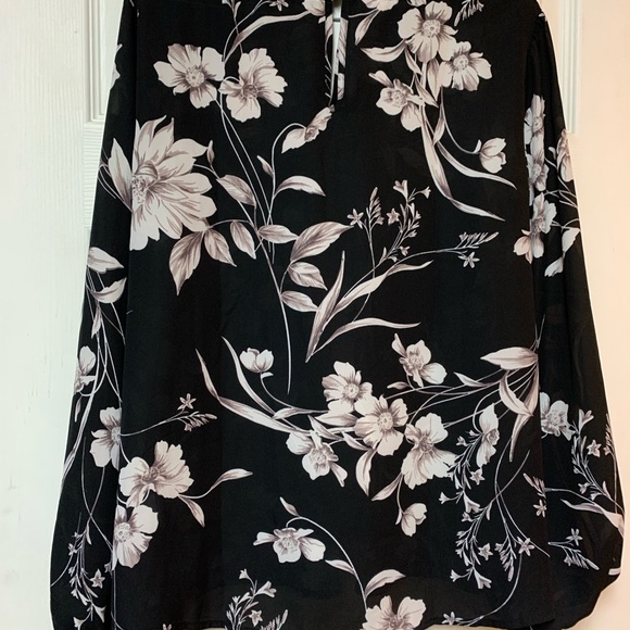 Beautiful blouse!! - Picture 2 of 3